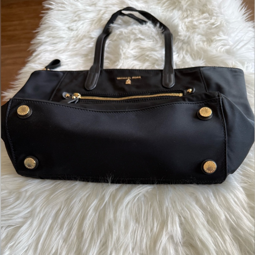 🔥Michael Kors | Black Purse with Zip Close and Trolly Sleeve and Tons of Storage - Picture 2 of 16